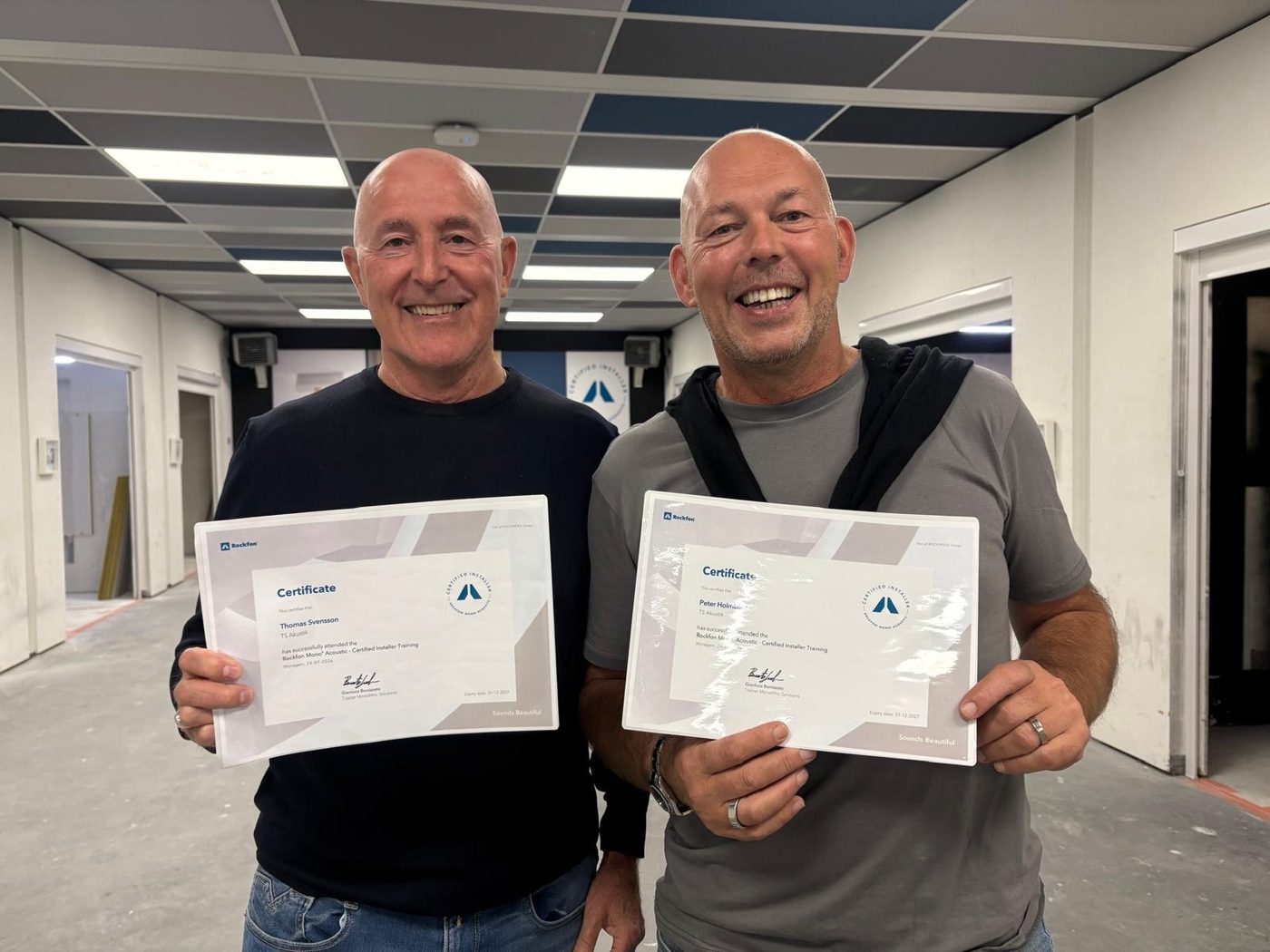 Thomas Svensson och Peter Holmblad med sina certifikat som Rockfon Mono Acoustic Certified Installer